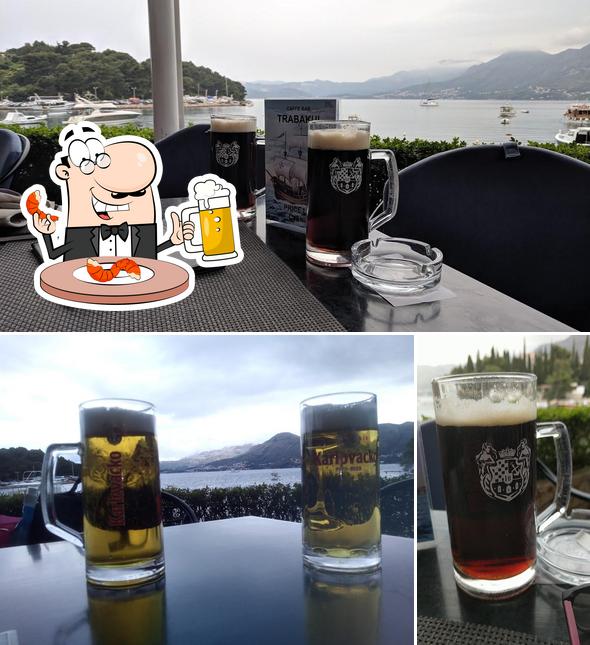 Puoi ordinare un rinfrescante bicchiere di birra chiara o scura