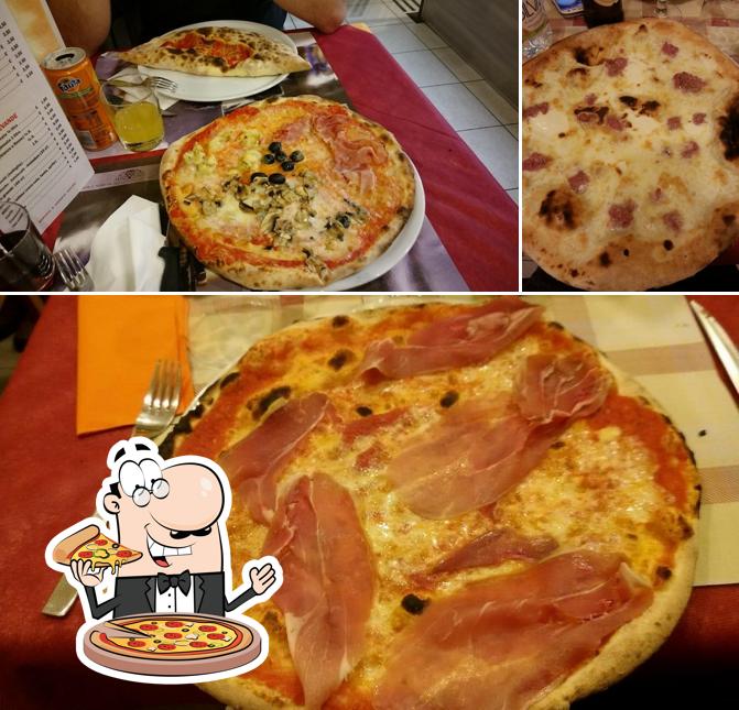 Scegli una pizza a trattoria in piazza