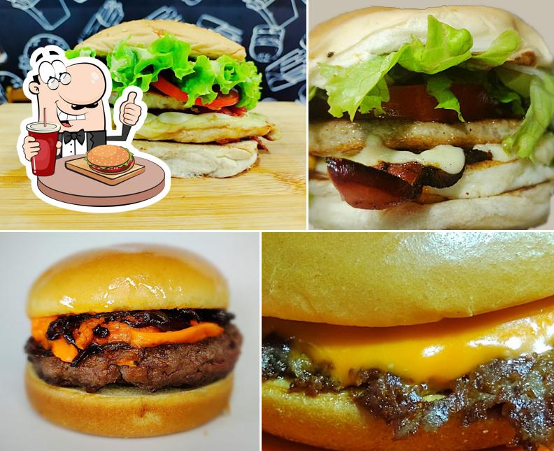 Peça um dos hambúrgueres disponíveis no Cartoon Burgers Hamburgueria