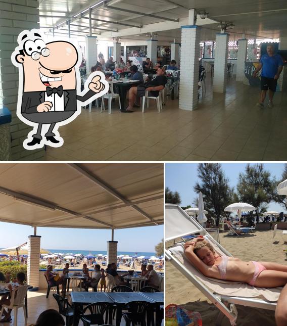 Questa è la foto che presenta la interni e cibo di Lido Esercito Paestum