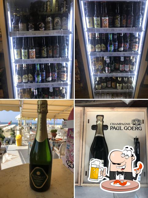 Puoi ordinare un rinfrescante bicchiere di birra chiara o scura