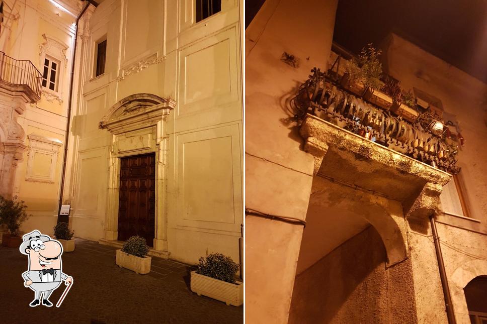 Goditi la vista dagli esterni di Caffè dei Portici