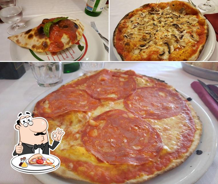 A Ristorante Pizzeria Popolo Caffè, puoi ordinare una bella pizza