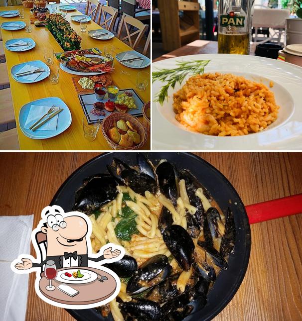 Dai un’occhiata alla immagine che presenta la tavolo da pranzo e cibo di Veja's