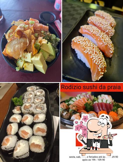 Rolos de sushi são disponibilizados no Sushi da praia