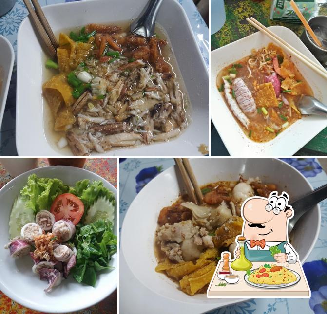 Comida en Kuay Tiaw Doo Dee Kang Jan Nee