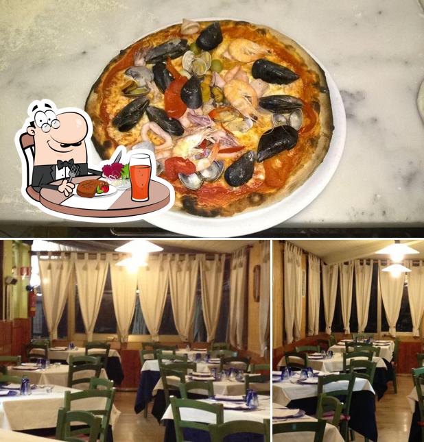 Parmi les diverses choses de la table à manger et la pizza, une personne peut trouver sur Trattoria del Pesce Massimo