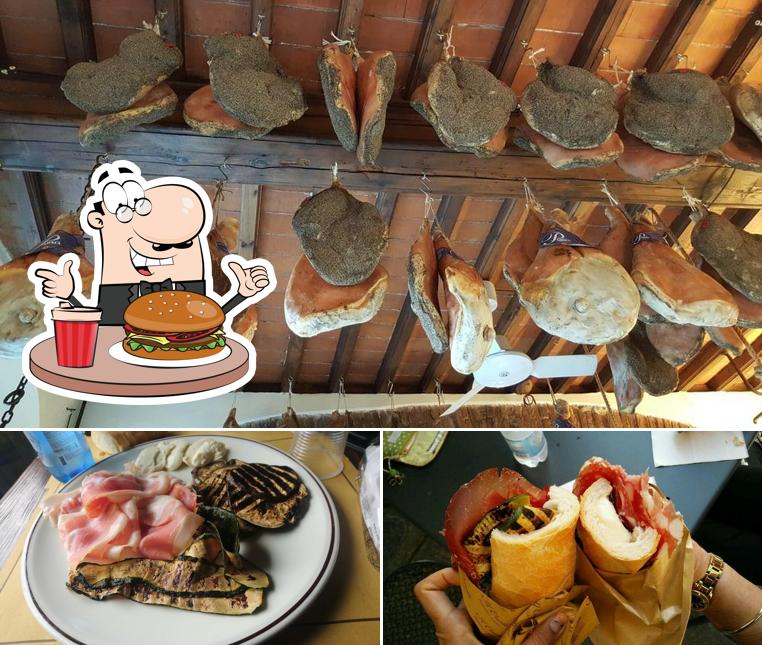 Ordina uno dei tipi di hamburger disponibili a Il Crudo