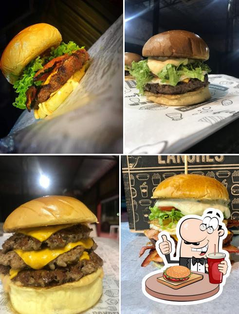 Delicie-se com um hambúrguer no METAL BURGUER ARTESANAL