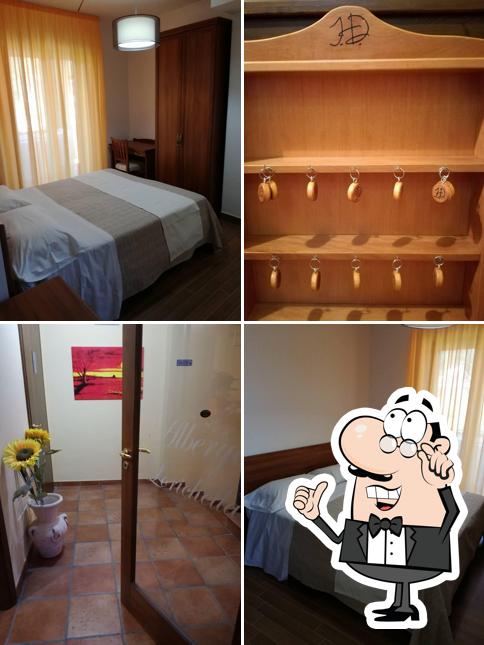 Siediti a un tavolo di Albergo Lorichella di Lorica