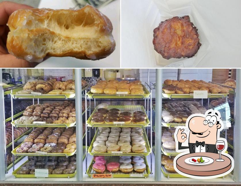 Comida en Baker's Dozen Donut Shop