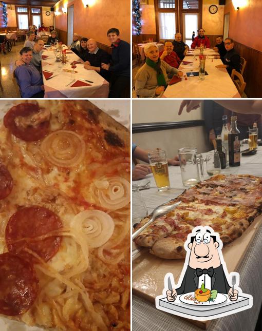 La foto di cibo e tavolo da pranzo da Tre Garibaldini - Pizzeria e Cucina
