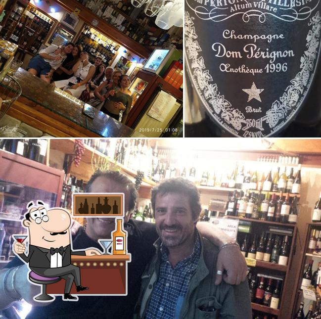 Enoteca Scagliola si caratterizza per la bancone da bar e cibo