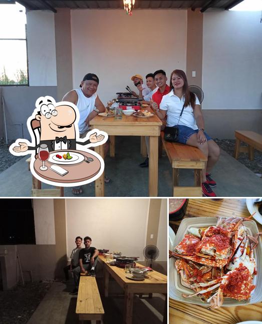 The photo of dining table and seafood at Juan’s Seafood House Cabanatuan City