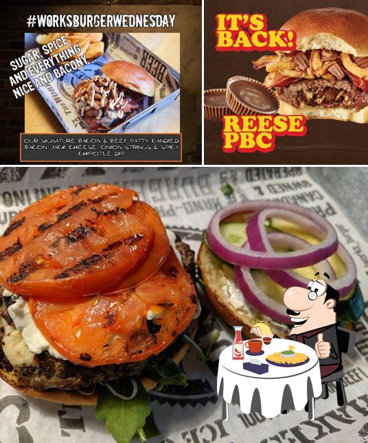 Prueba una de las hamburguesas que ofrecen en The WORKS Craft Burgers & Beer