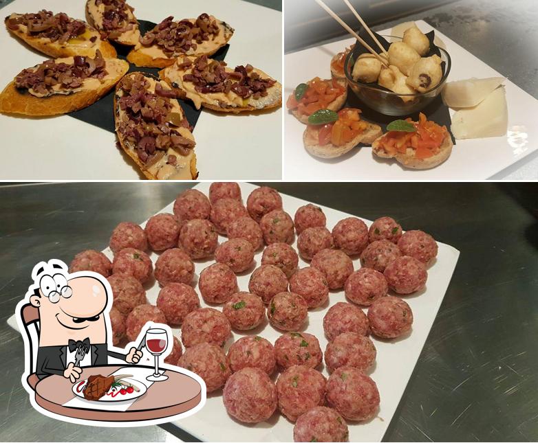 Prenditi i un pasto a base di carne a Porta Rudiae Cafè & Bistrò