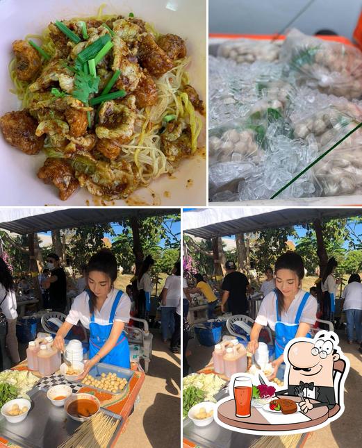 Посмотрите на это изображение, где видны столики и еда в Dao Tiam Noodles - ก๋วยเตี๋ยวดาวเทียม
