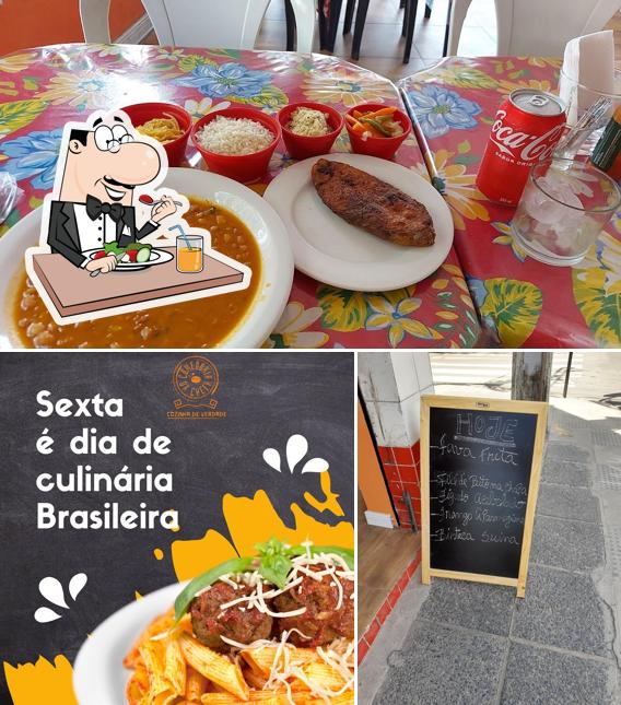 Confira a ilustração ilustrando comida e quadro-negro a Comedoria da Chefa