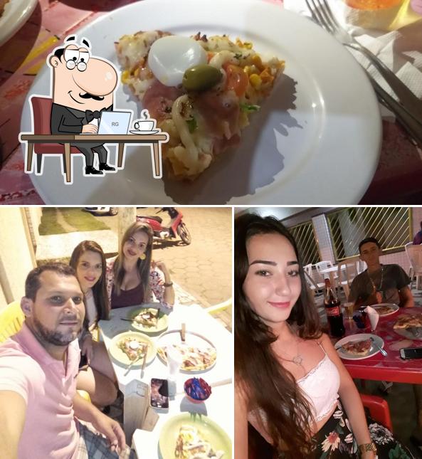 Confira a imagem mostrando interior e comida a D'napoly Pizzaria