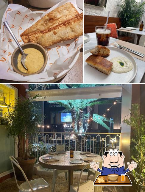 Entre diversos coisas, comida e interior podem ser encontrados no Rudä Restaurante