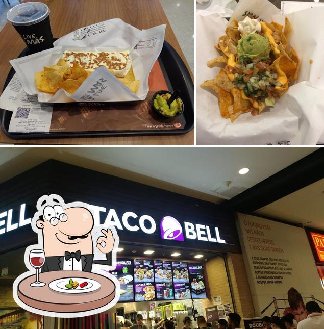 Entre diferentes coisas, comida e interior podem ser encontrados no Taco Bell