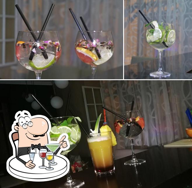 Cafe Jadore serve alcolici