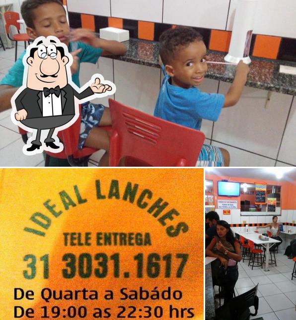 Sente em uma das mesas no Ideal Lanches