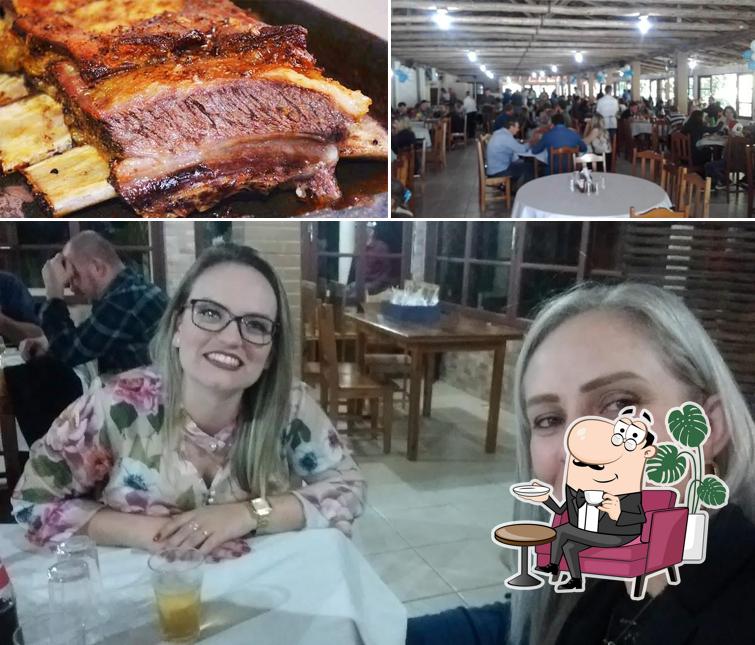 O Kniess Restaurante Colonial se destaca pelo interior e eu no