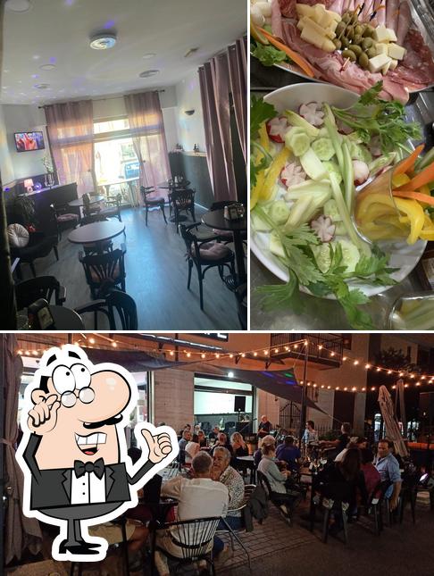 La immagine di interni e cibo da Bar Love Cafè Forlì