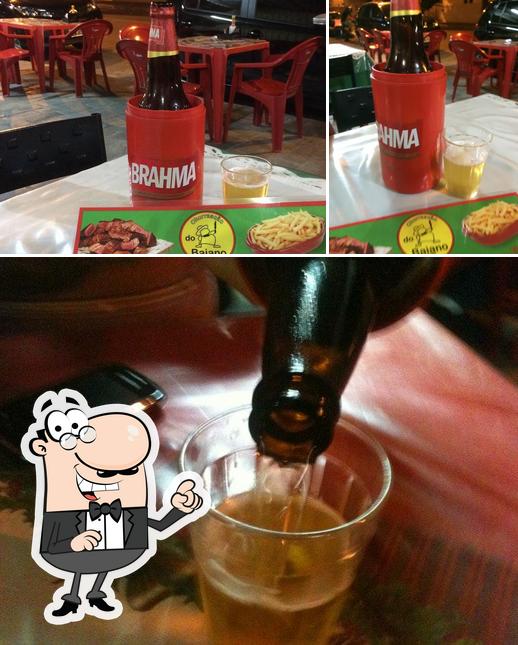 Dê uma olhada a imagem apresentando interior e cerveja no Churrascão do Baiano