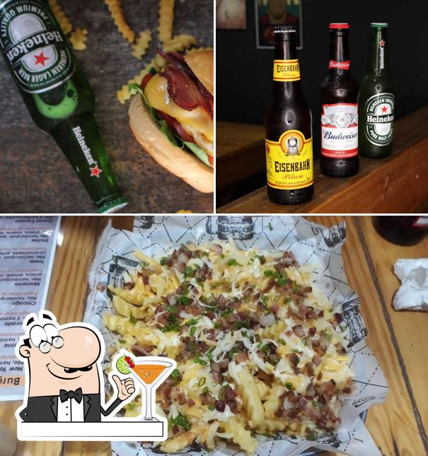 Entre diferentes coisas, bebida e comida podem ser encontrados no HAMBURGUERIA 43