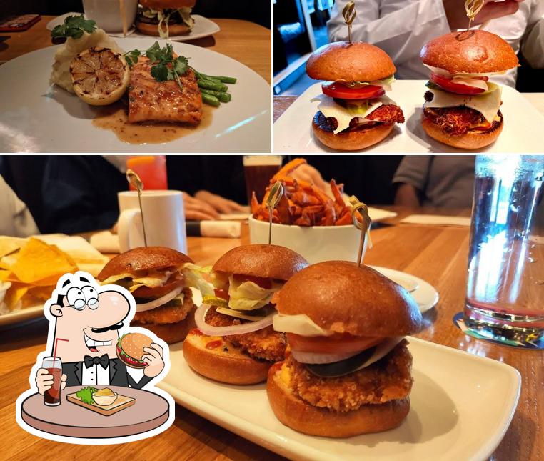 Dégustez l'un des hamburgers servi à Cactus Club Cafe Richmond Centre