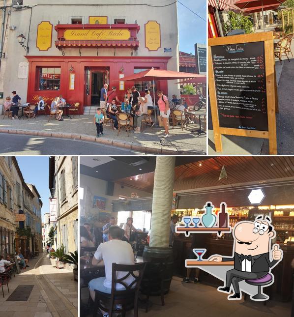 Installez-vous à l'une des tables de Le grand café riche