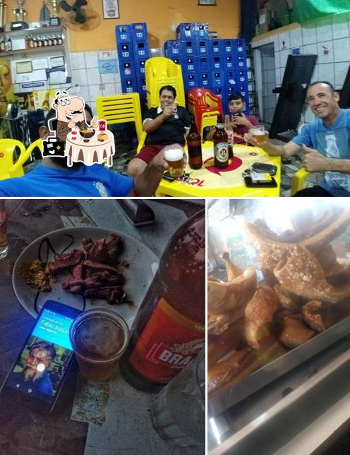 Entre diversos coisas, comida e mesa de jantar podem ser encontrados no Bar do Juvenal