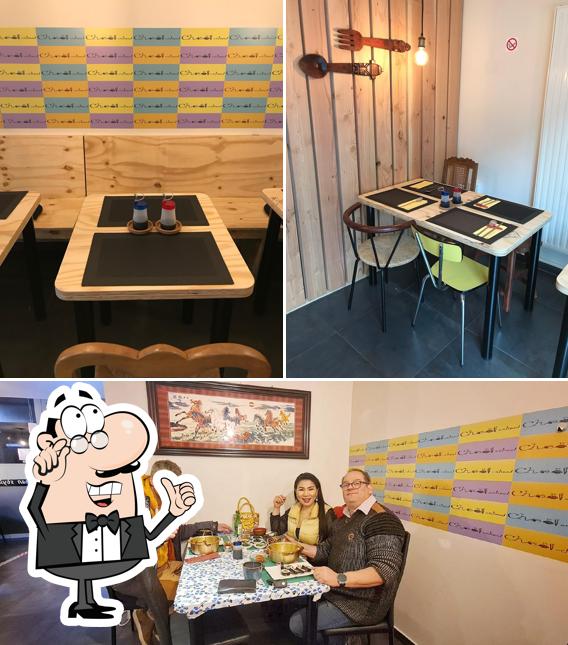 L’image de la intérieur et table à manger de Korean restaurant Choolchooli’s