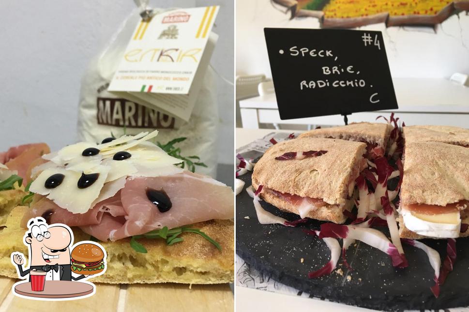 Prenditi un hamburger a La Fenice Azzurra Corso Langhe