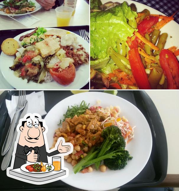 Dê uma olhada a foto mostrando comida e mesa de jantar no Restaurante Vegetariano Art & Sabor