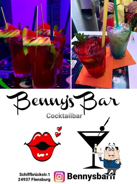 Benny's Bar sert des boissons alcoolisées
