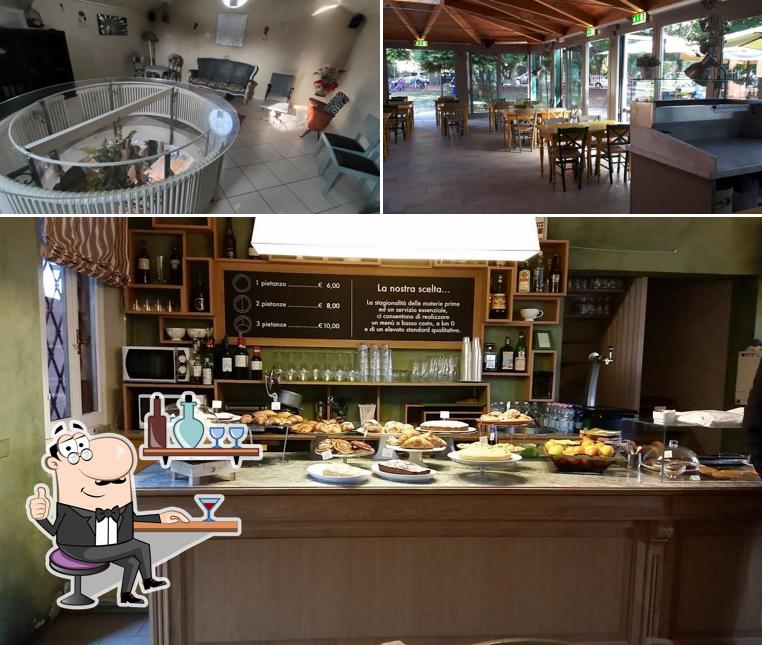 Siediti a un tavolo di Chalet dei Giardini Pubblici