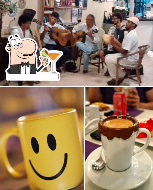 Entre diversos coisas, bebida e interior podem ser encontrados no Berlim Café