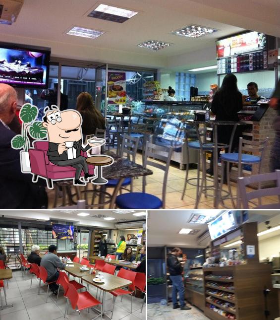 Veja imagens do interior do Golden Café