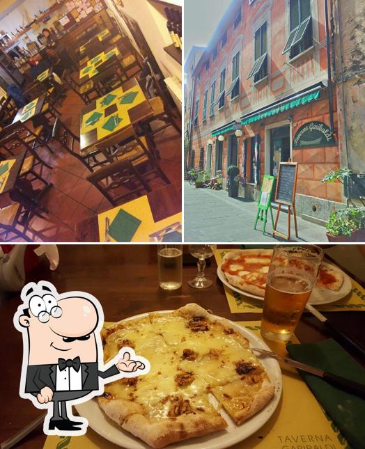 Questa è la foto che presenta la interni e cibo di Taverna Garibaldi