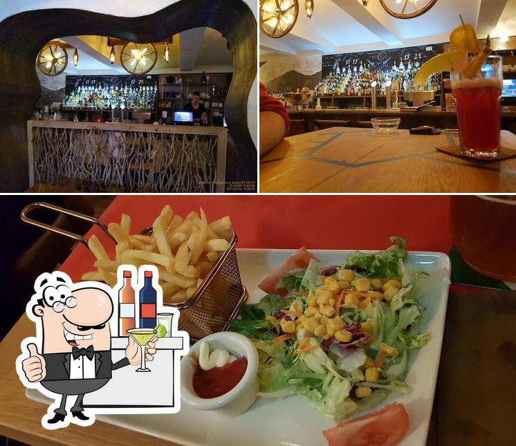 La photo de la comptoir de bar et nourriture de MiCasa Restaurant’s