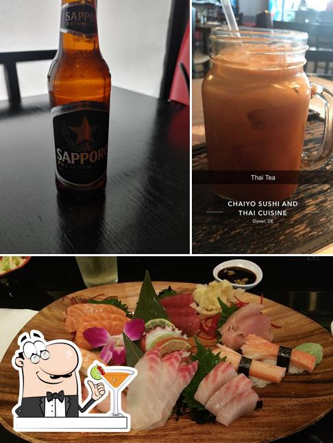Это фото, где изображены напитки и еда в Chaiyo Sushi & Thai
