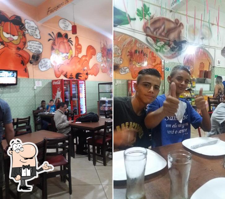 Sente em uma das mesas no Pizzaria Cristal