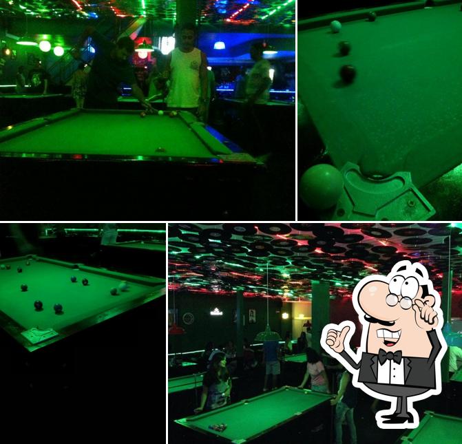 O interior do Larika Pub Club