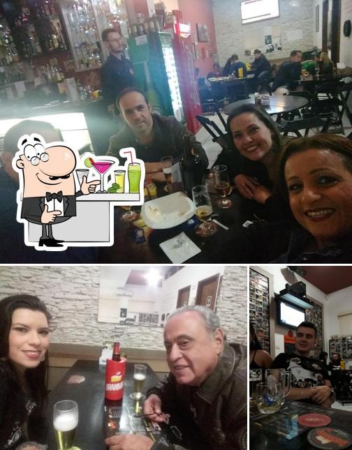 Dê uma olhada a imagem mostrando balcão de bar e mesa de jantar no Gouveia's