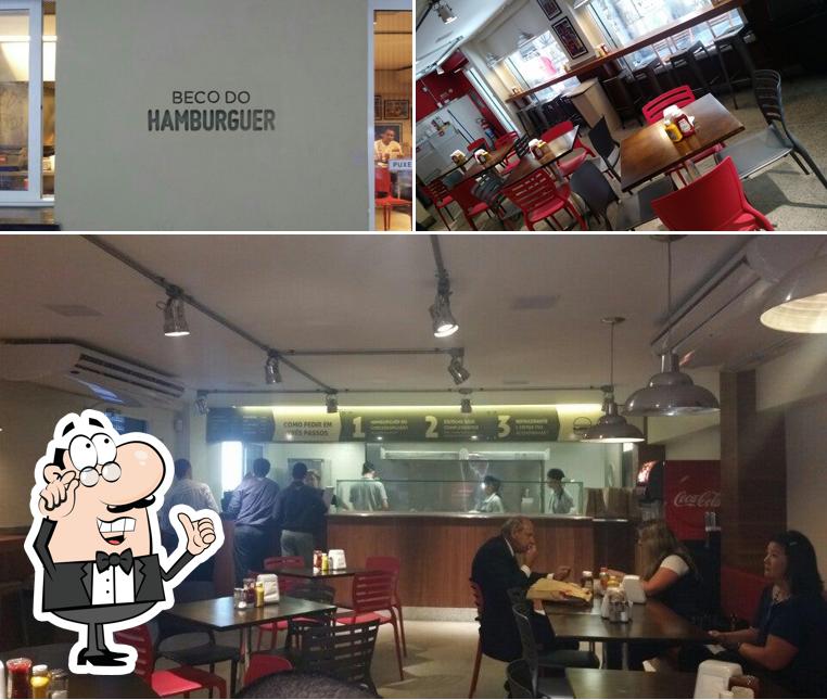 Sente em uma das mesas no Beco do Hamburguer