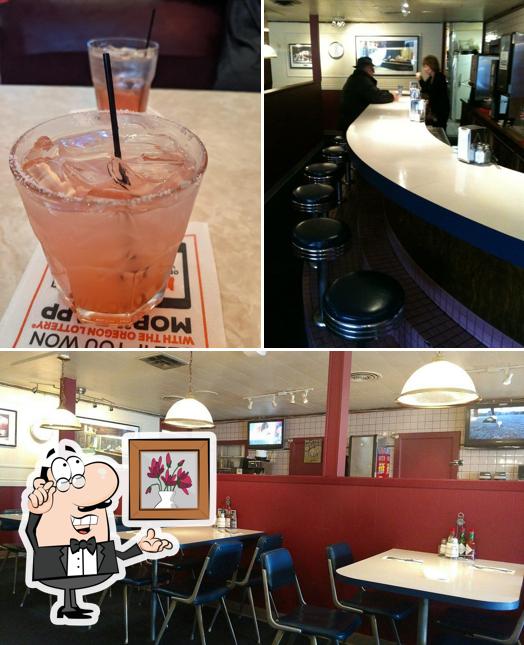 Это фото, где изображены внутреннее оформление и напитки в Libbie's Restaurant
