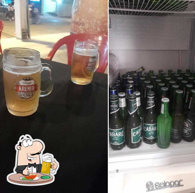 Desfute um copo de cerveja leve ou escura